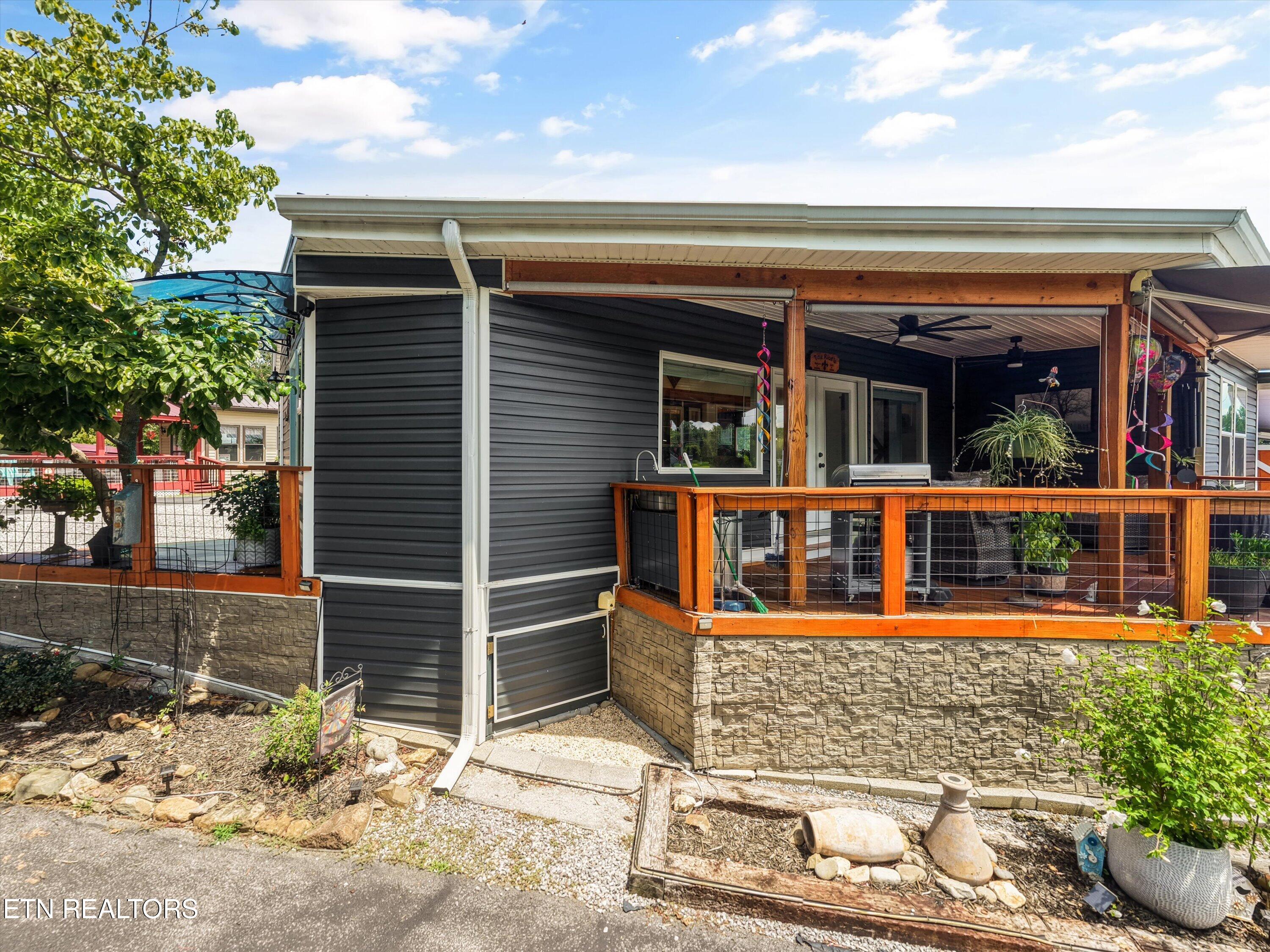 844 Peacock Ridge Rd