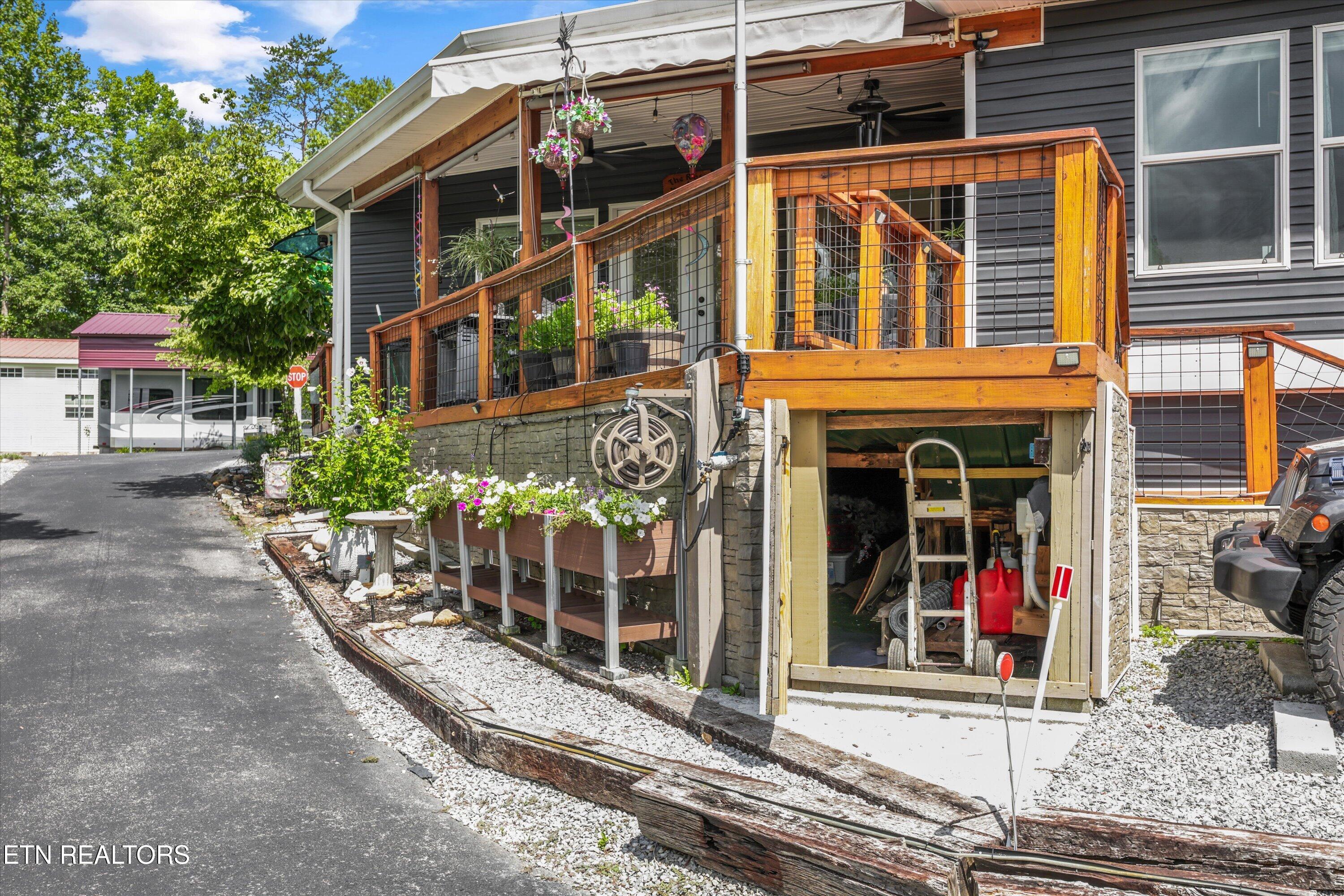 844 Peacock Ridge Rd