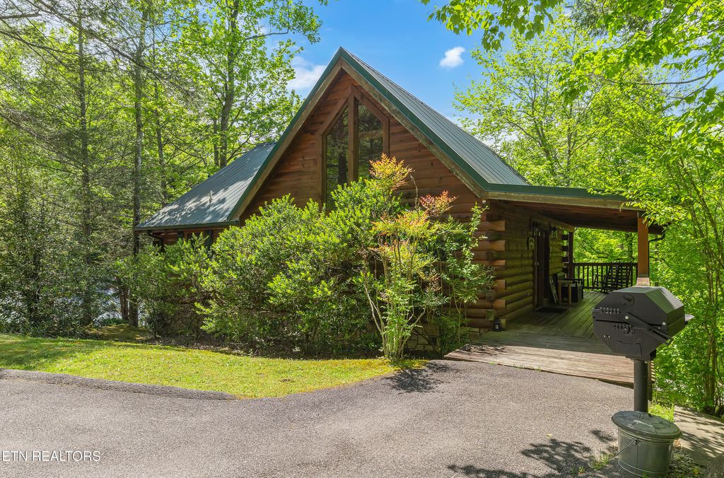 Photo of 721 Poplar Falls Way, Gatlinburg, TN 37738 (MLS # 1299330)