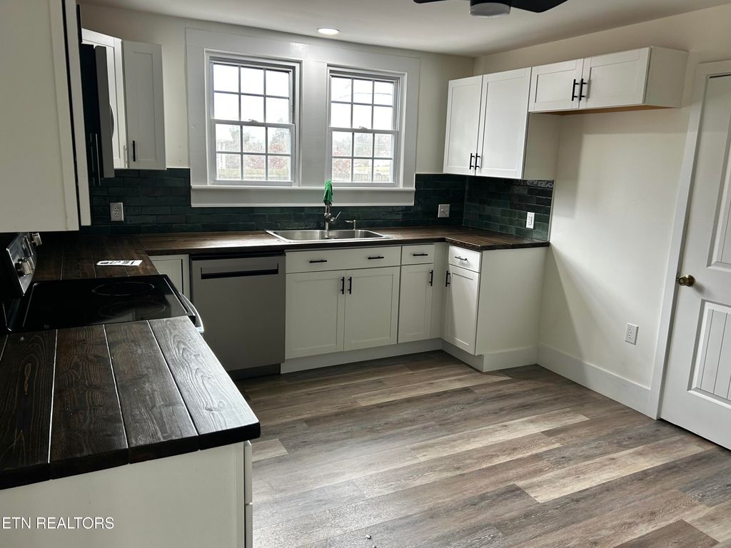 Photo of 104 Helms Drive, Madisonville, TN 37354 (MLS # 1322665)