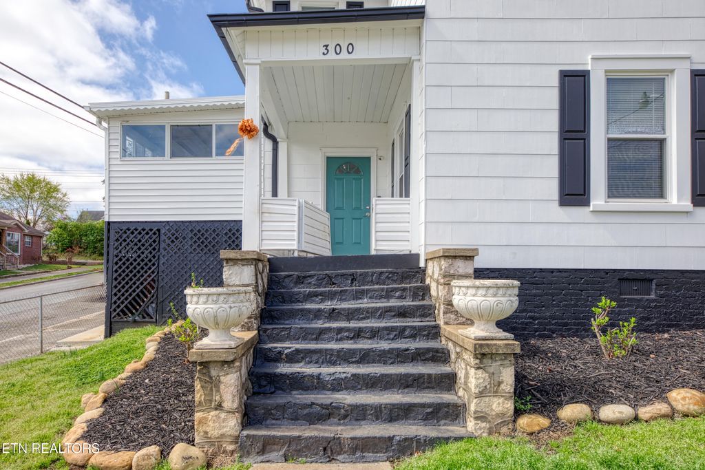 Photo of 300 N B St, Lenoir City, TN 37771 (MLS # 1336727)