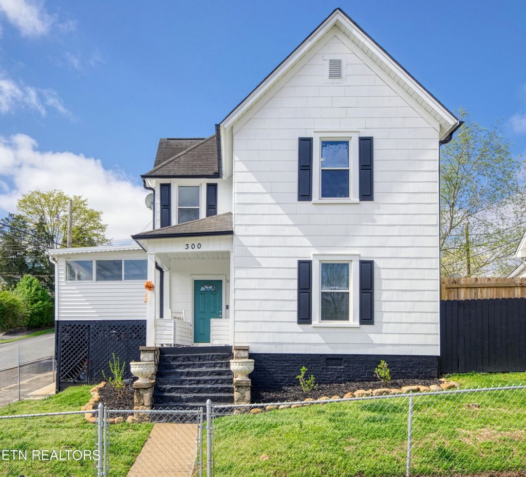 Photo of 300 N B St, Lenoir City, TN 37771 (MLS # 1336727)
