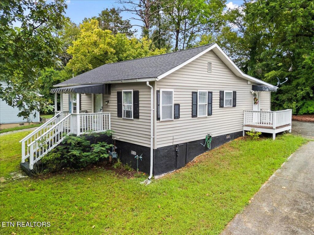 Photo of 205 Carr Ave, Harriman, TN 37748 (MLS # 1312148)