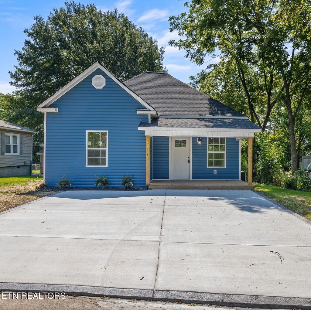 Photo of 423 Illinois Ave, Etowah, TN 37331 (MLS # 1307552)