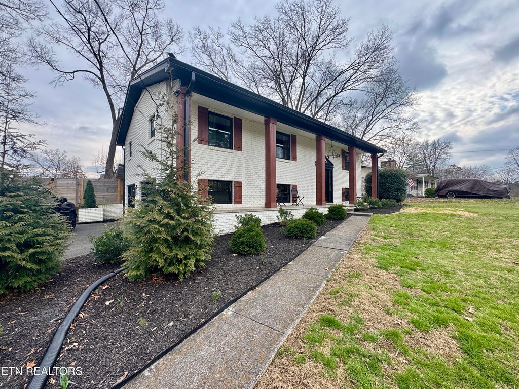 Photo of 5717 Woodleaf Drive, Knoxville, TN 37912 (MLS # 1331021)