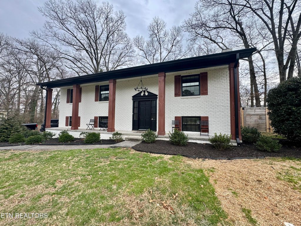 Photo of 5717 Woodleaf Drive, Knoxville, TN 37912 (MLS # 1331021)