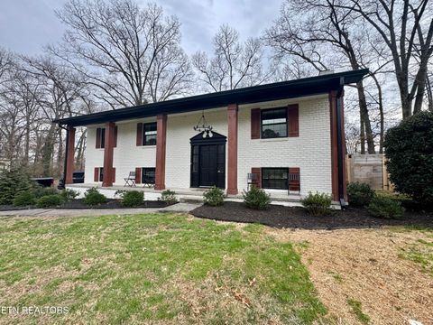 Photo of 5717 Woodleaf Drive, Knoxville, TN 37912 (MLS # 1331021)
