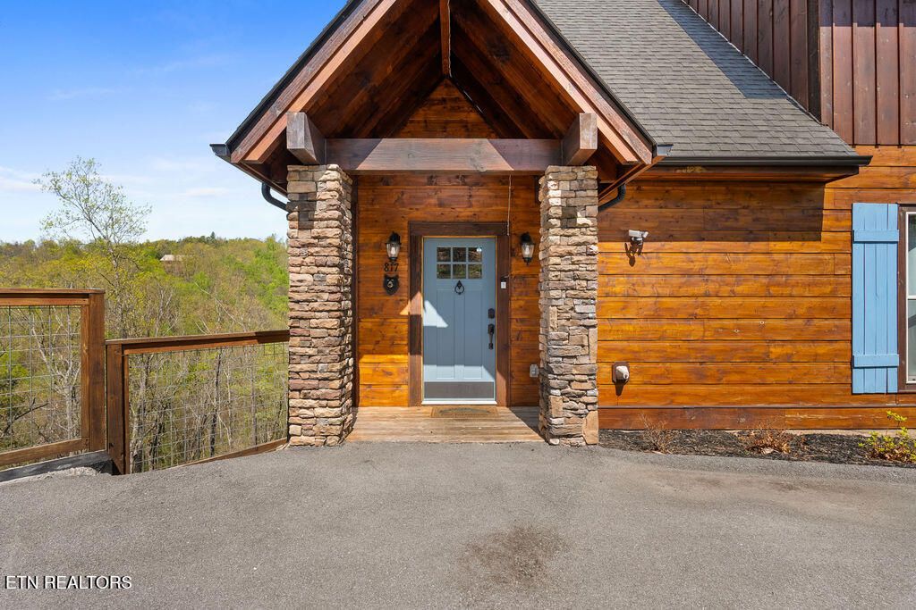 Photo of 817 Pine Top Lane, Gatlinburg, TN 37738 (MLS # 1337013)