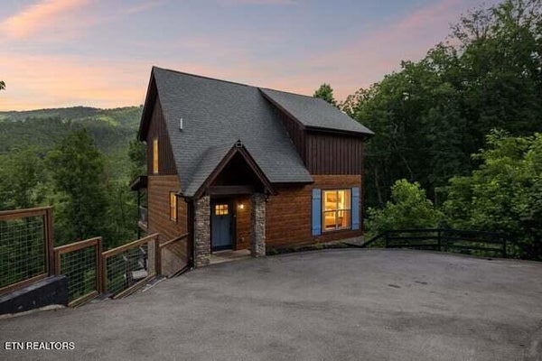 817 PINE TOP LN, GATLINBURG, TN 37738 - Image 84728bdbd01ed41e69dff313b211efff/1884576504
