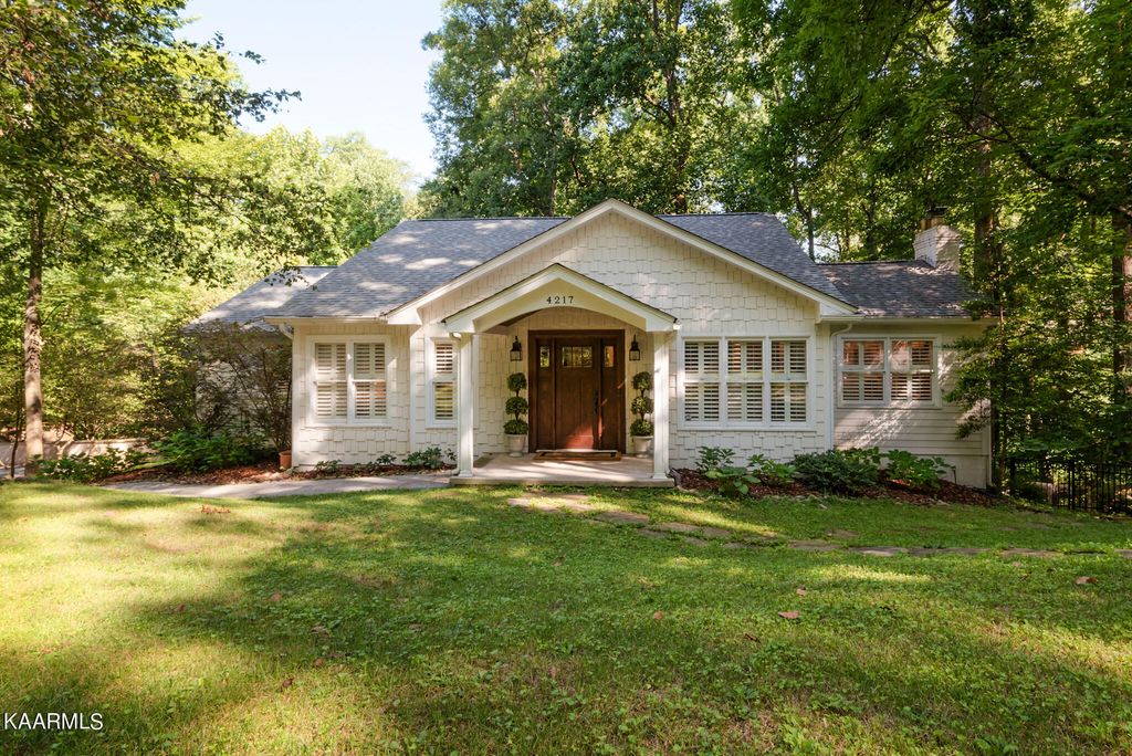Photo of 4217 SW Valencia Rd, Knoxville, TN 37919 (MLS # 1238400)
