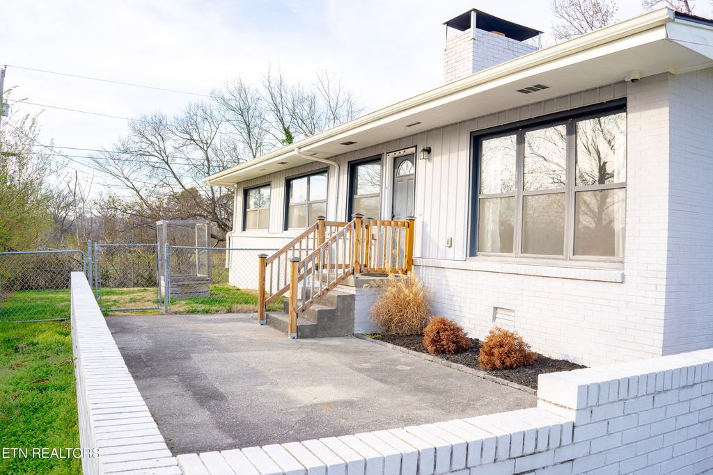 Photo of 2807 Thomas Drive, Maryville, TN 37804 (MLS # 1331748)