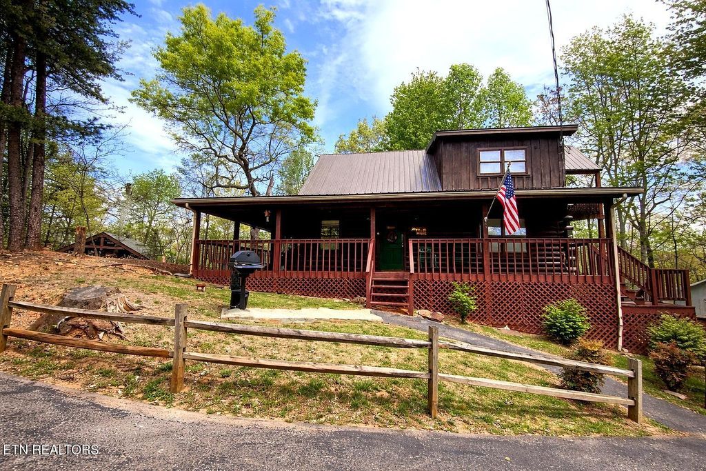 Photo of 1708 Parkway View Court, Sevierville, TN 37876 (MLS # 1337495)