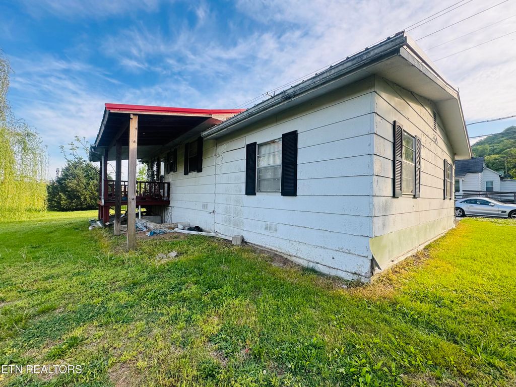 Photo of 208 Leach Ave, Rocky Top, TN 37769 (MLS # 1337795)