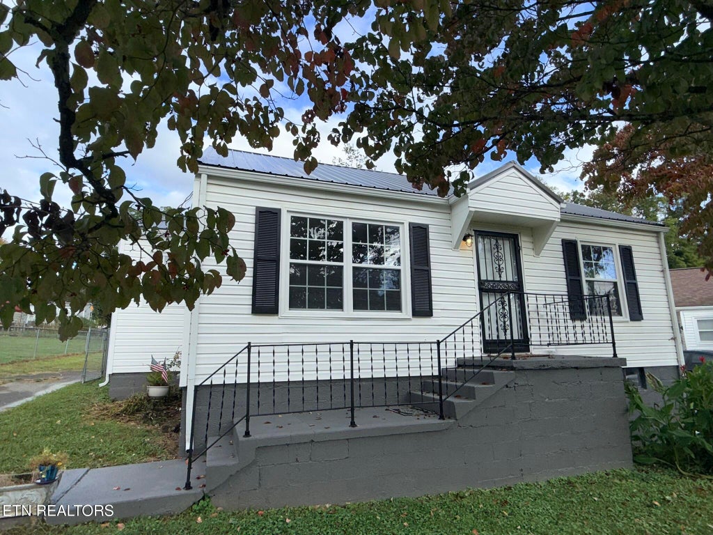 Photo of 117 Linden Ave, LaFollette, TN 37766 (MLS # 1358608)
