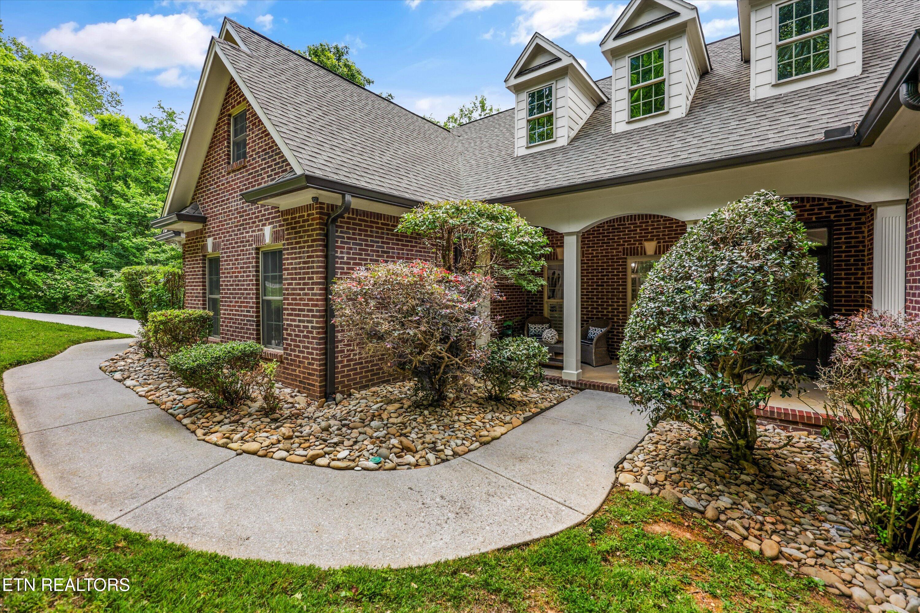 1121 S Sequoyah Drive