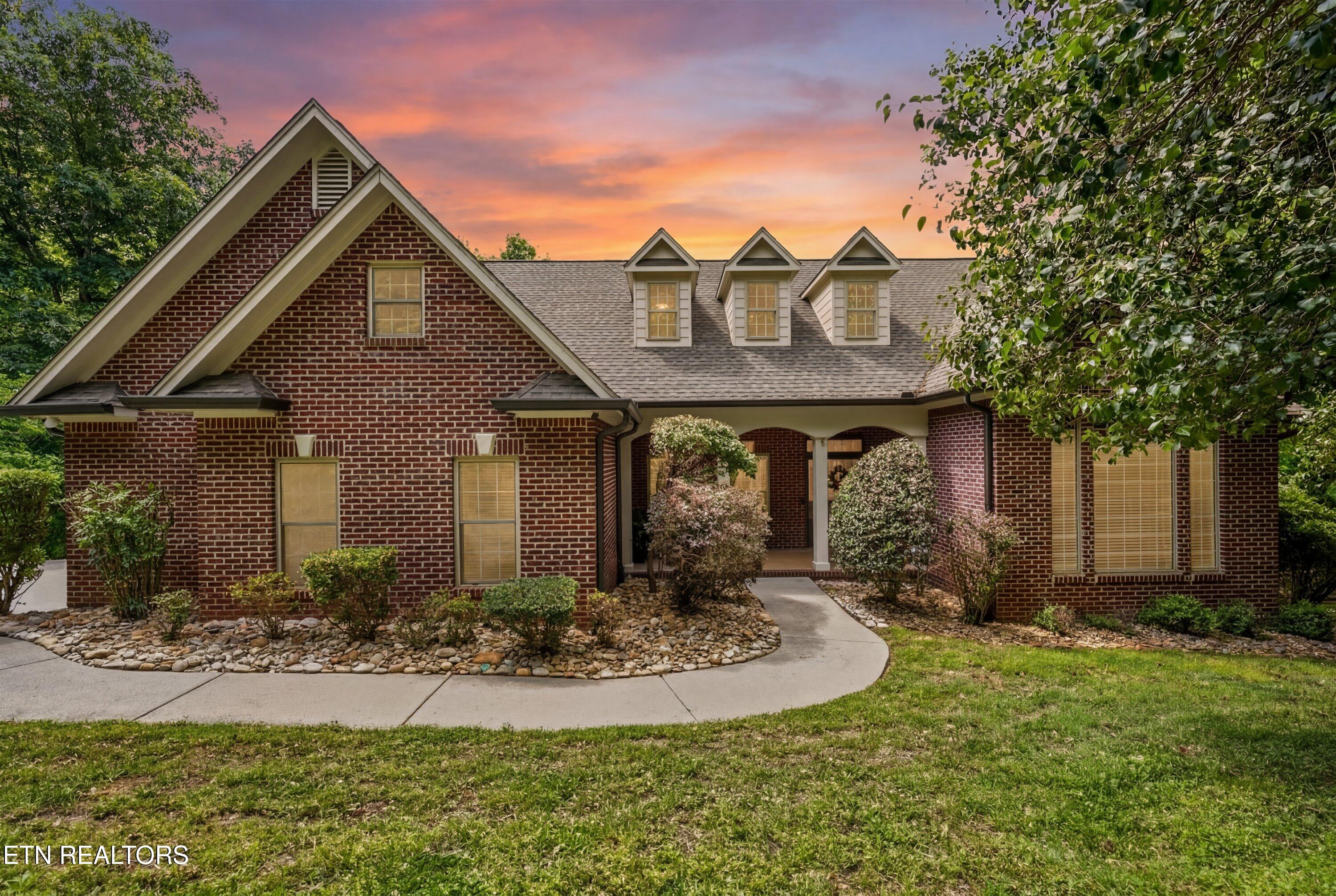 1121 S Sequoyah Drive