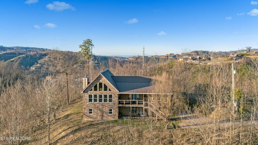 Photo of 835 Perry Drive, Gatlinburg, TN 37738 (MLS # 1328557)