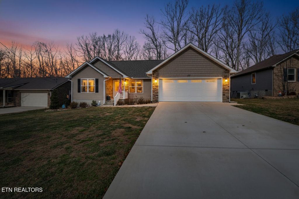 Photo of 311 Lakeview Drive, Crossville, TN 38558 (MLS # 1308757)