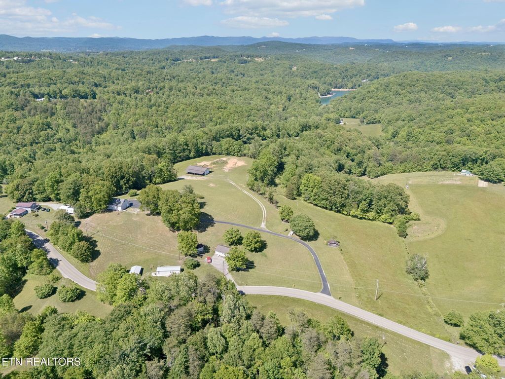Photo of 2245 Pinecrest Rd, Jacksboro, TN 37757 (MLS # 1342176)