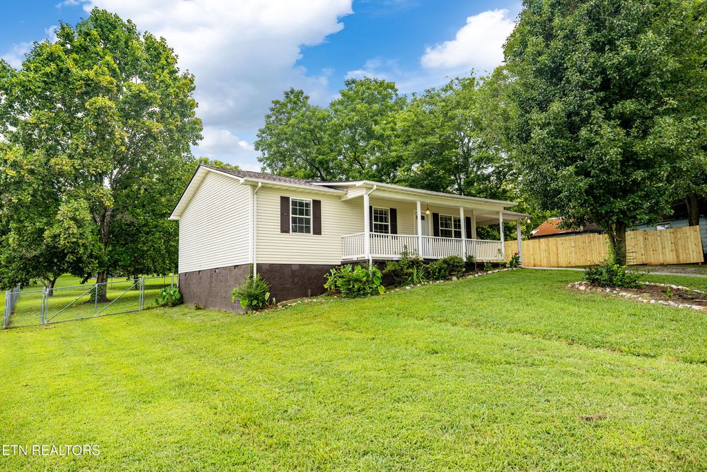 Photo of 307 Browder St, Sweetwater, TN 37874 (MLS # 1311316)