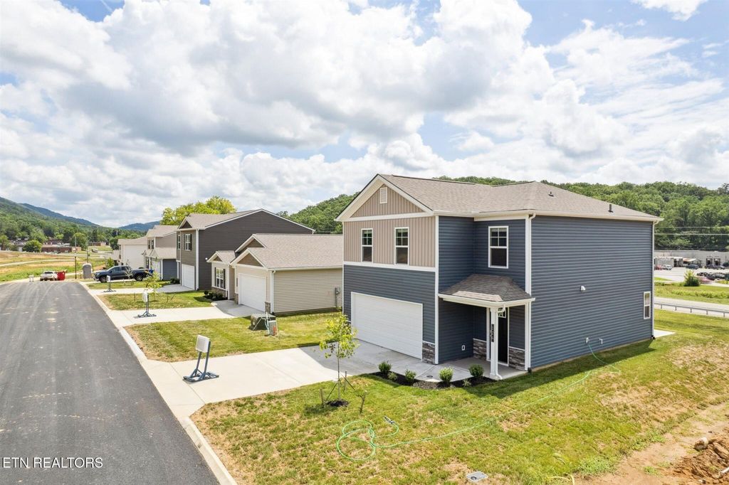 Photo of 124 N Blissful Meadows Drive, Harriman, TN 37748 (MLS # 1299444)