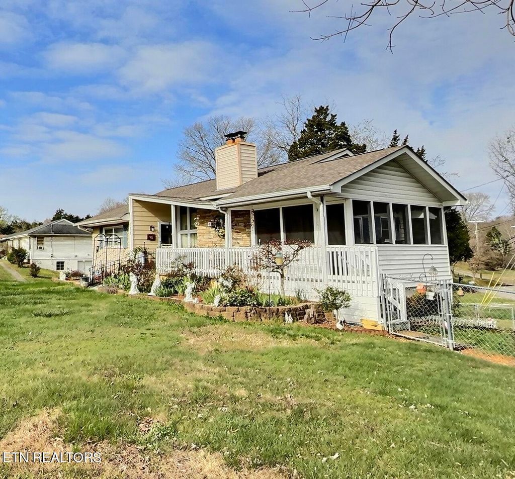 Photo of 609 Metler Drive, Knoxville, TN 37912 (MLS # 1333404)