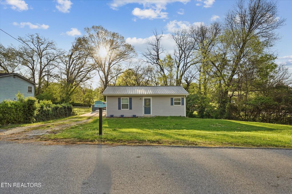 Photo of 633 S Fairmont Ave, Morristown, TN 37813 (MLS # 1336393)