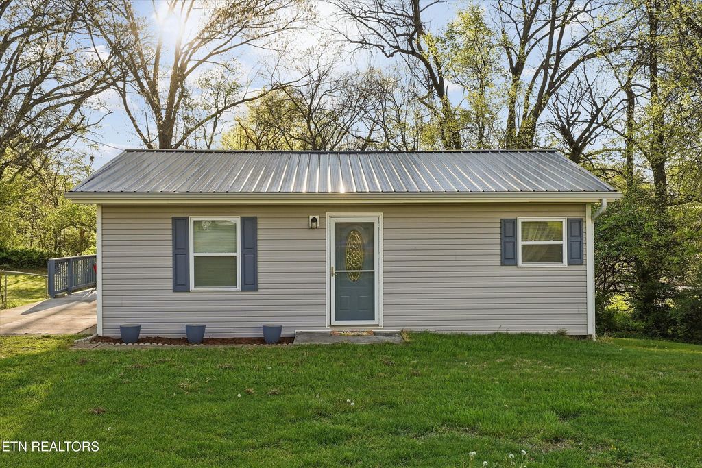 Photo of 633 S Fairmont Ave, Morristown, TN 37813 (MLS # 1336393)