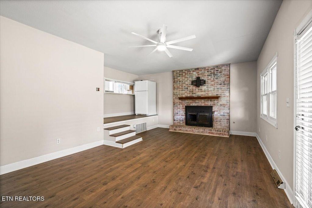 Photo of 306 E Walden St, LaFollette, TN 37766 (MLS # 1318087)