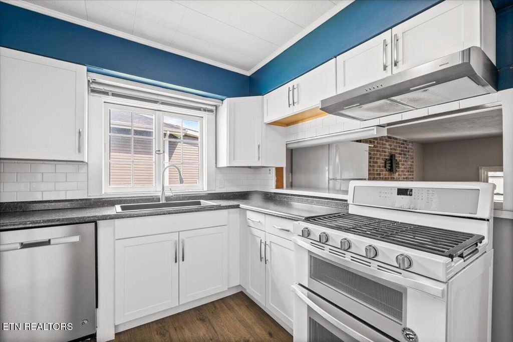 Photo of 306 E Walden St, LaFollette, TN 37766 (MLS # 1318087)