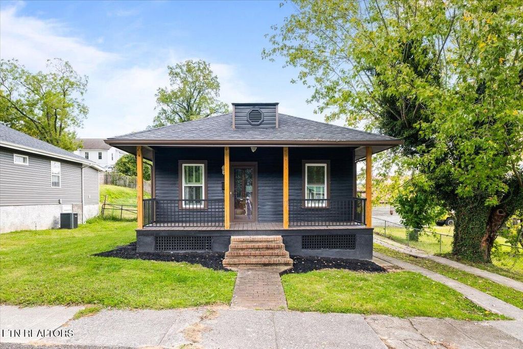 Photo of 306 E Walden St, LaFollette, TN 37766 (MLS # 1318087)