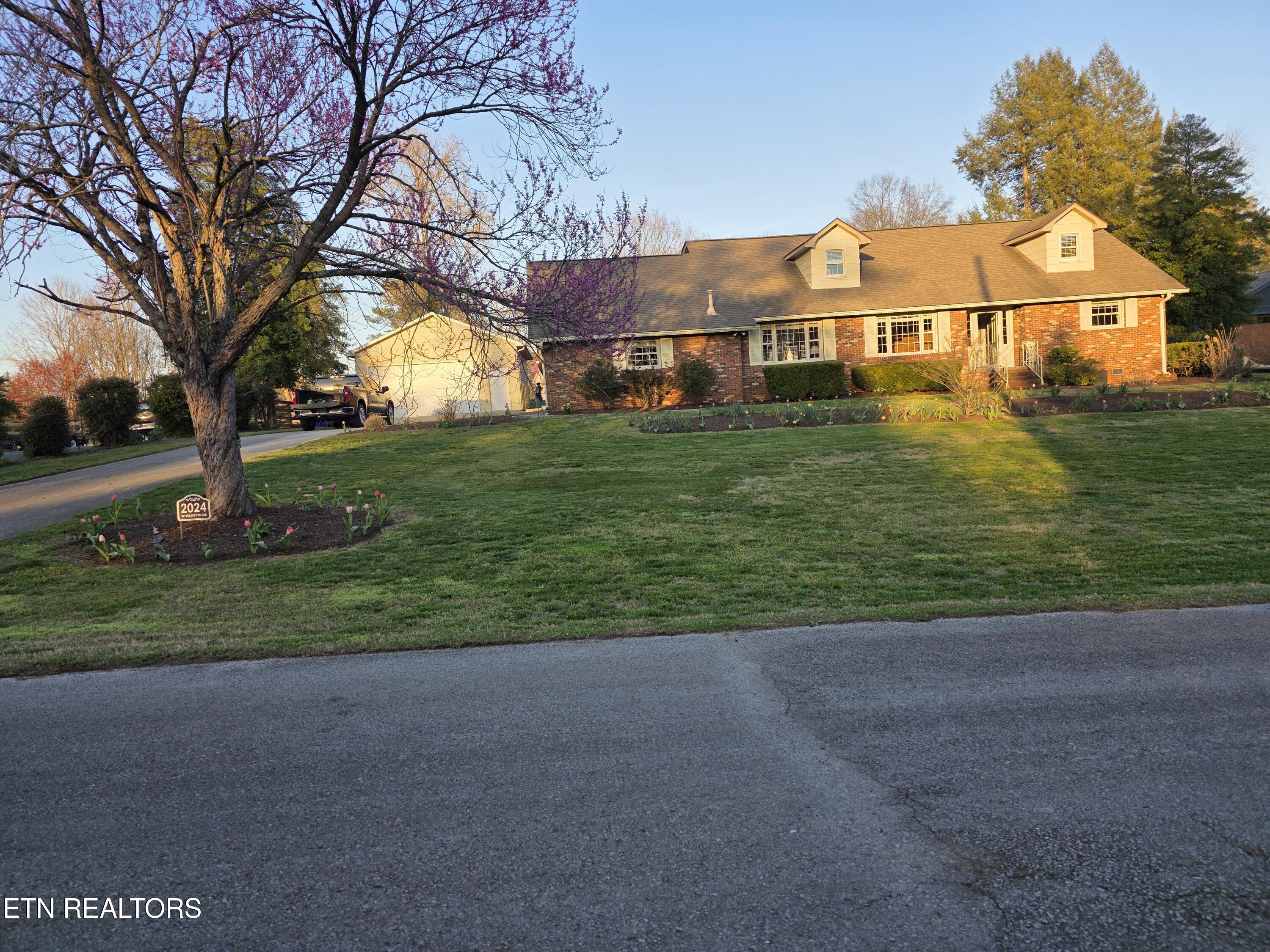 2024 W Velmetta Circle