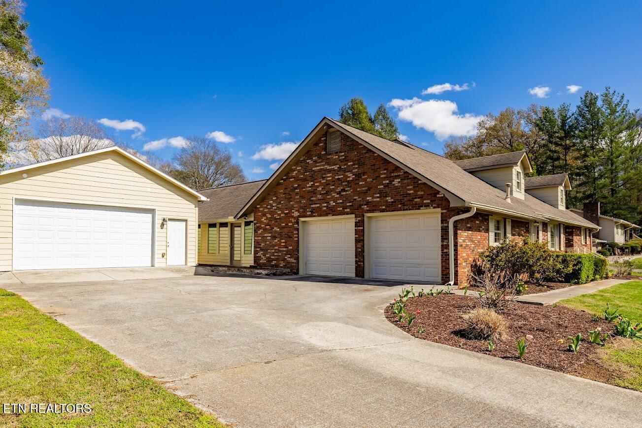 2024 W Velmetta Circle