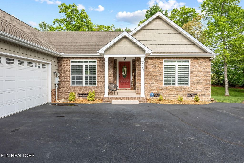 Photo of 520 E Deer Creek Drive, Crossville, TN 38571 (MLS # 1303314)