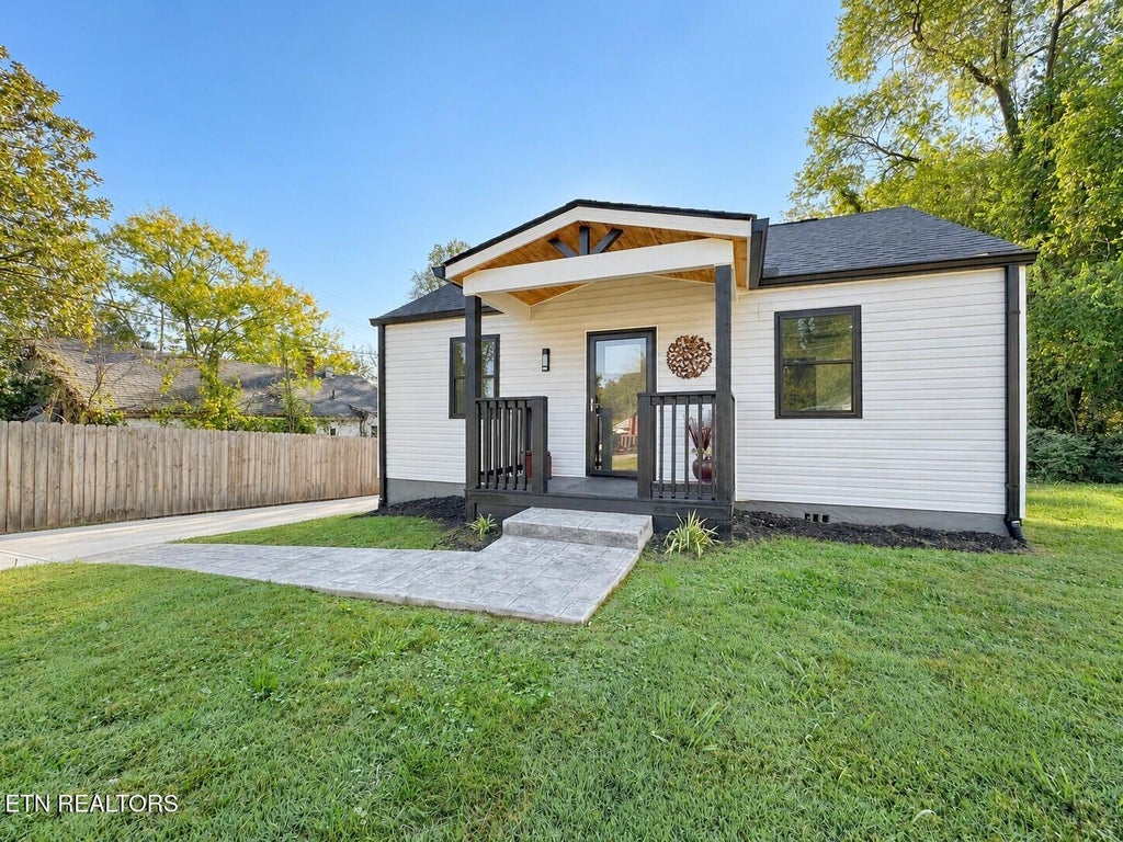 Photo of 2032 Seminole Ave, Knoxville, TN 37915 (MLS # 1360073)