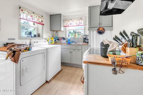 Tiny photo for 929 N Roane St St, Harriman, TN 37748 (MLS # 1326408)