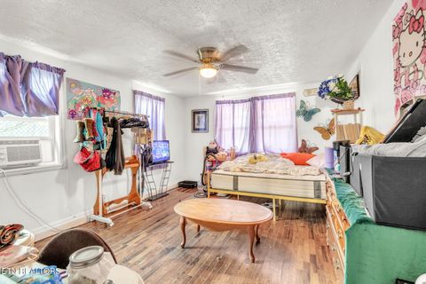 Tiny photo for 929 N Roane St St, Harriman, TN 37748 (MLS # 1326408)