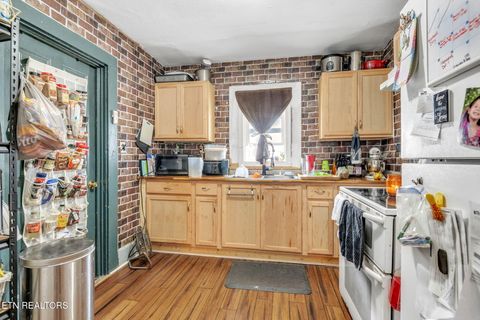 Tiny photo for 929 N Roane St St, Harriman, TN 37748 (MLS # 1326408)