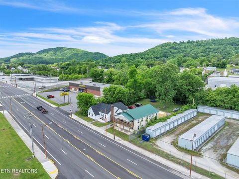 Tiny photo for 929 N Roane St St, Harriman, TN 37748 (MLS # 1326408)