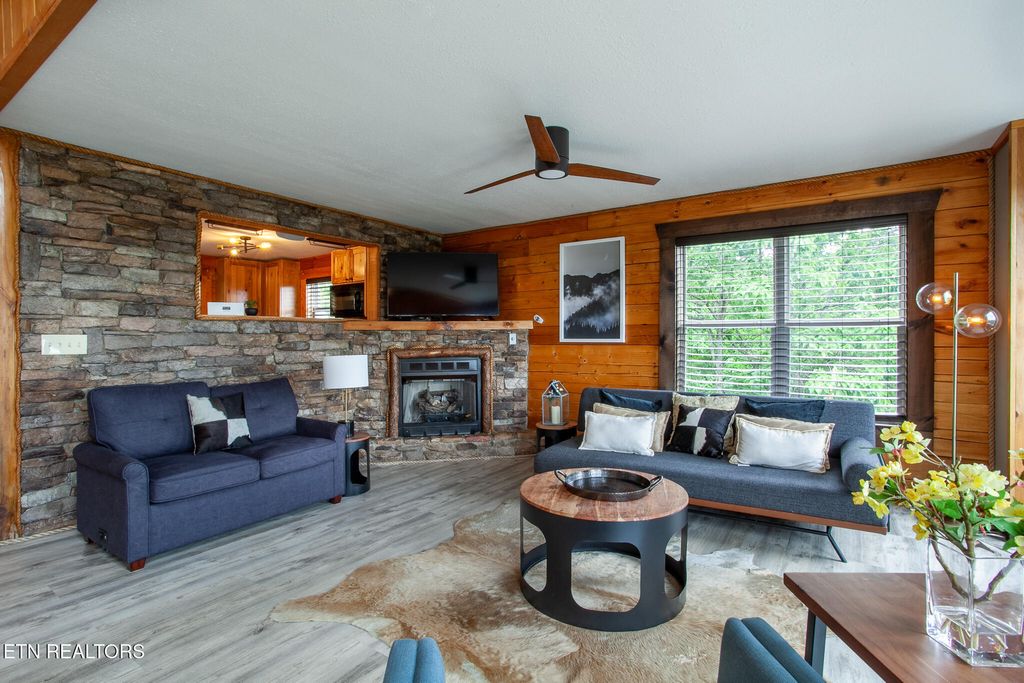 Photo of 920 Falcon View Way, Sevierville, TN 37862 (MLS # 1336581)