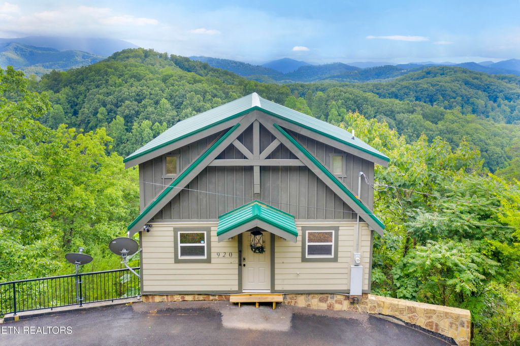 Photo of 920 Falcon View Way, Sevierville, TN 37862 (MLS # 1336581)