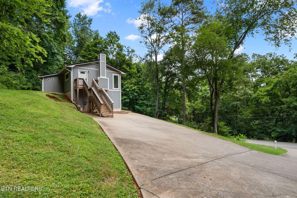 Photo of 102 Bluff Rd, Kingston, TN 37763 (MLS # 1309686)