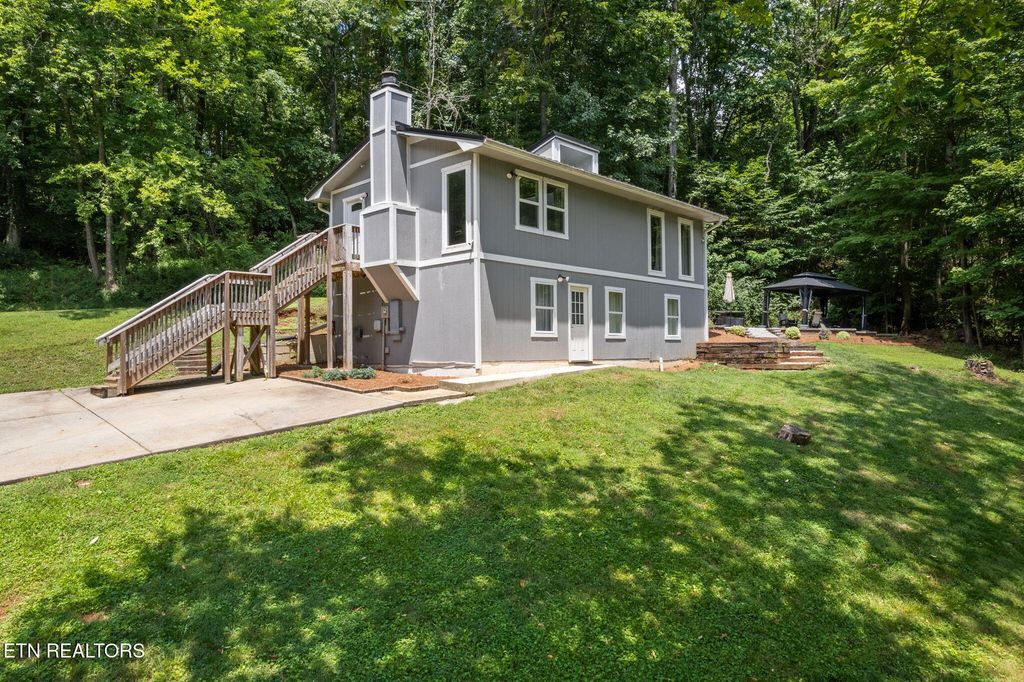 Photo of 102 Bluff Rd, Kingston, TN 37763 (MLS # 1309686)