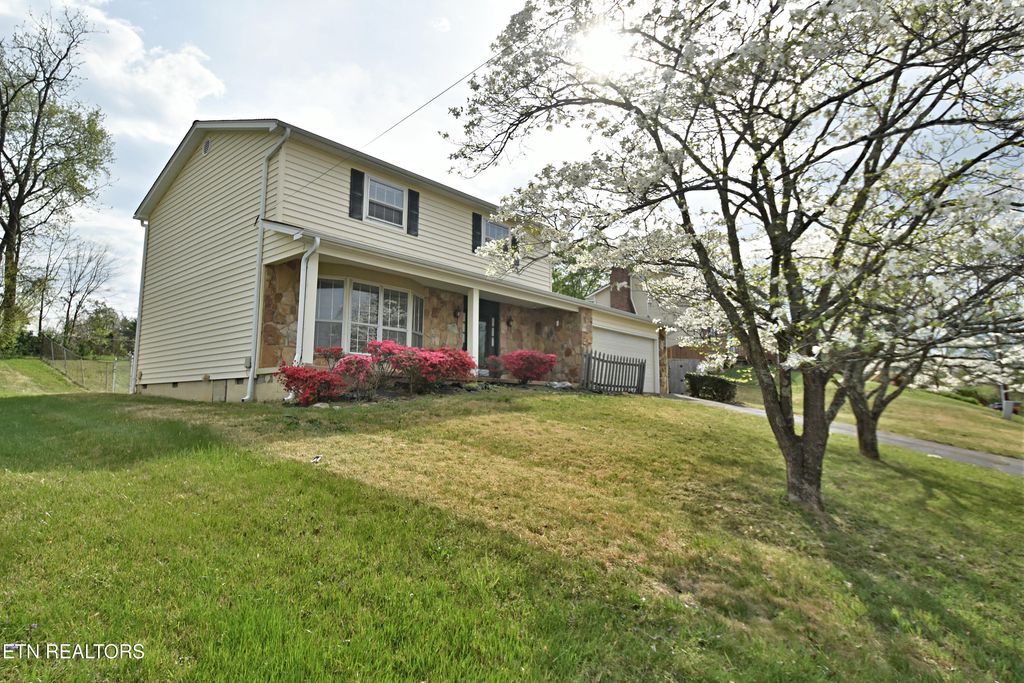 Photo of 1305 Cordoba Rd, Knoxville, TN 37923 (MLS # 1336008)