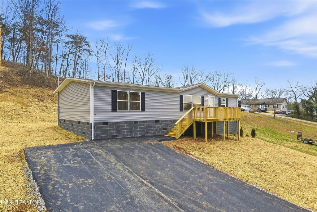 Photo of 504 Short St, LaFollette, TN 37766 (MLS # 1311218)