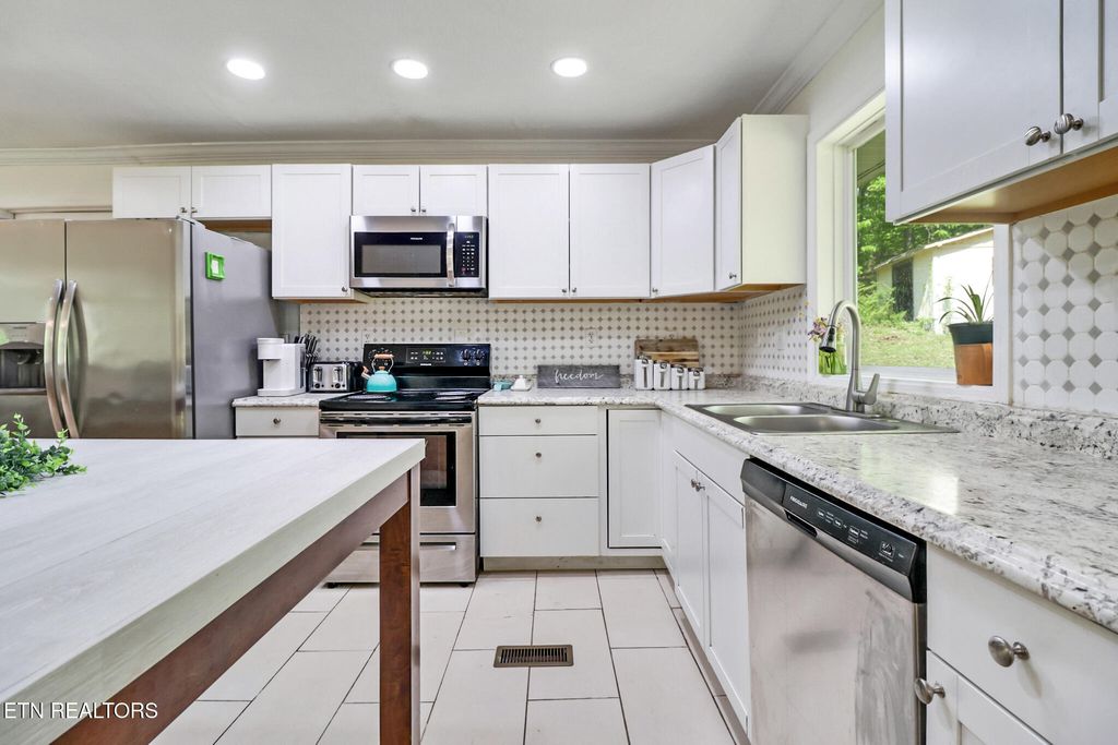 Photo of 605 Crestview Lane, Rockwood, TN 37854 (MLS # 1337246)