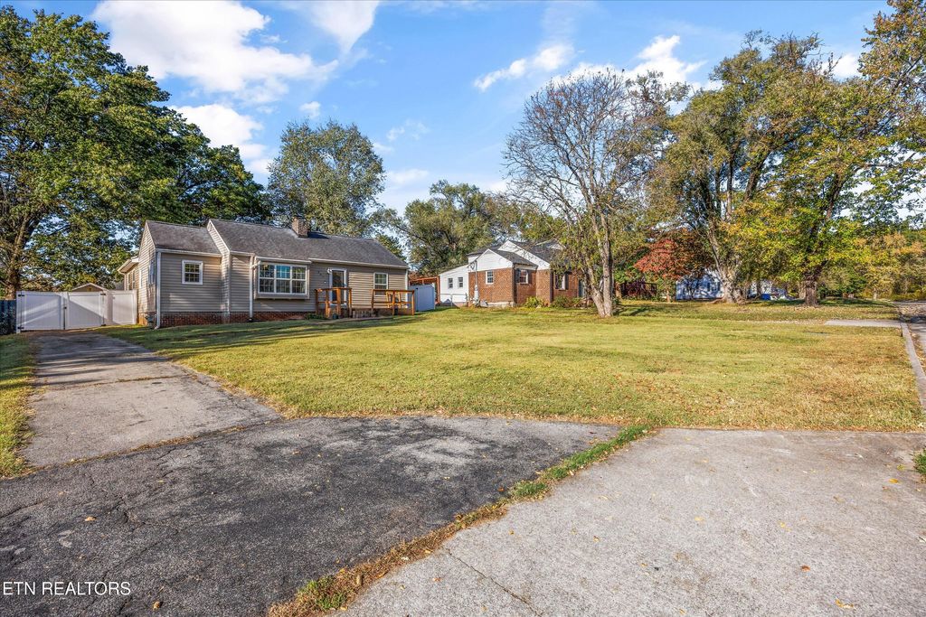 Photo of 207 Rose Ave, Alcoa, TN 37701 (MLS # 1319081)