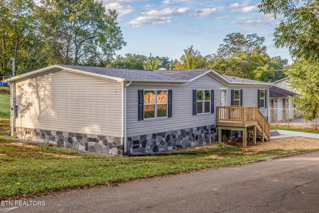 Photo of 120 E Fifth North St, Morristown, TN 37814 (MLS # 1318666)