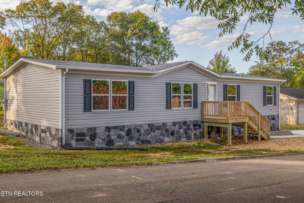 Photo of 120 E Fifth North St, Morristown, TN 37814 (MLS # 1318666)