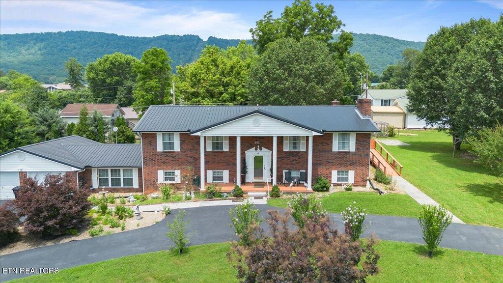 Photo of 116 Oak St, Jacksboro, TN 37757 (MLS # 1306891)